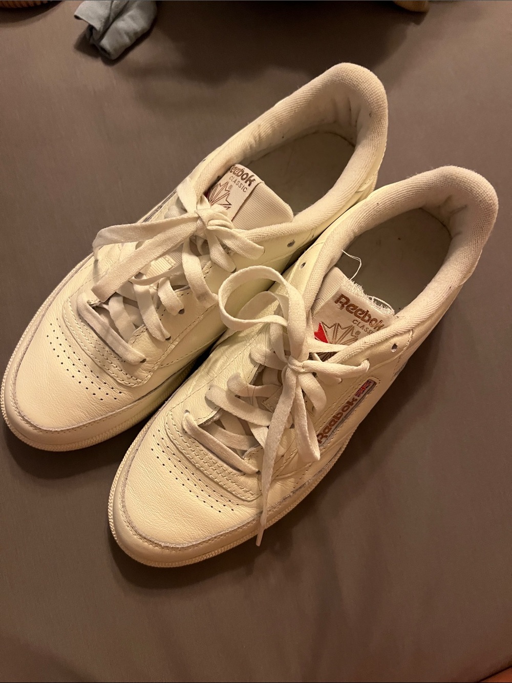 Reebok White Leather Low-Top Sneakers with Sparkly pink Logo NEW